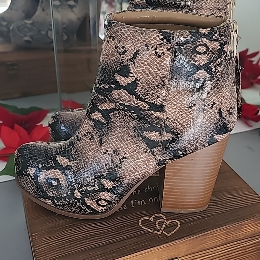 Ladies Elle snakeskin print boots NWT size 8.5